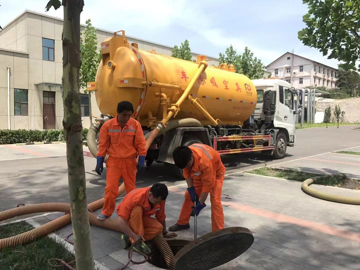 富源管道疏通车停在窨井附近