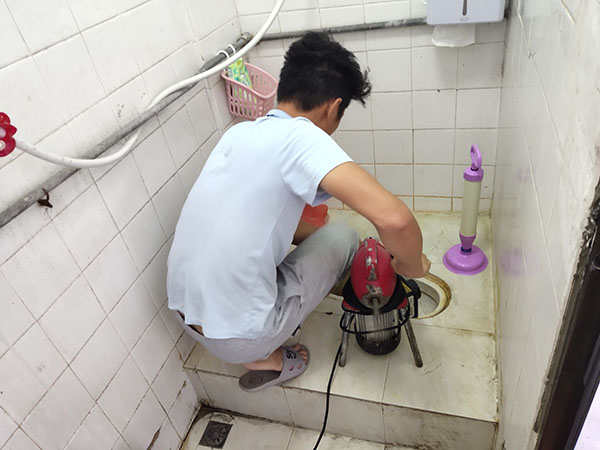 富源管道堵塞冒臭气 专业师傅现场解决问题