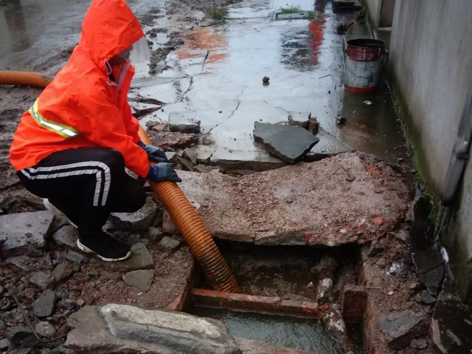 富源专业清理污水池 炜誉市政以规范流程守护城市 “肠道”